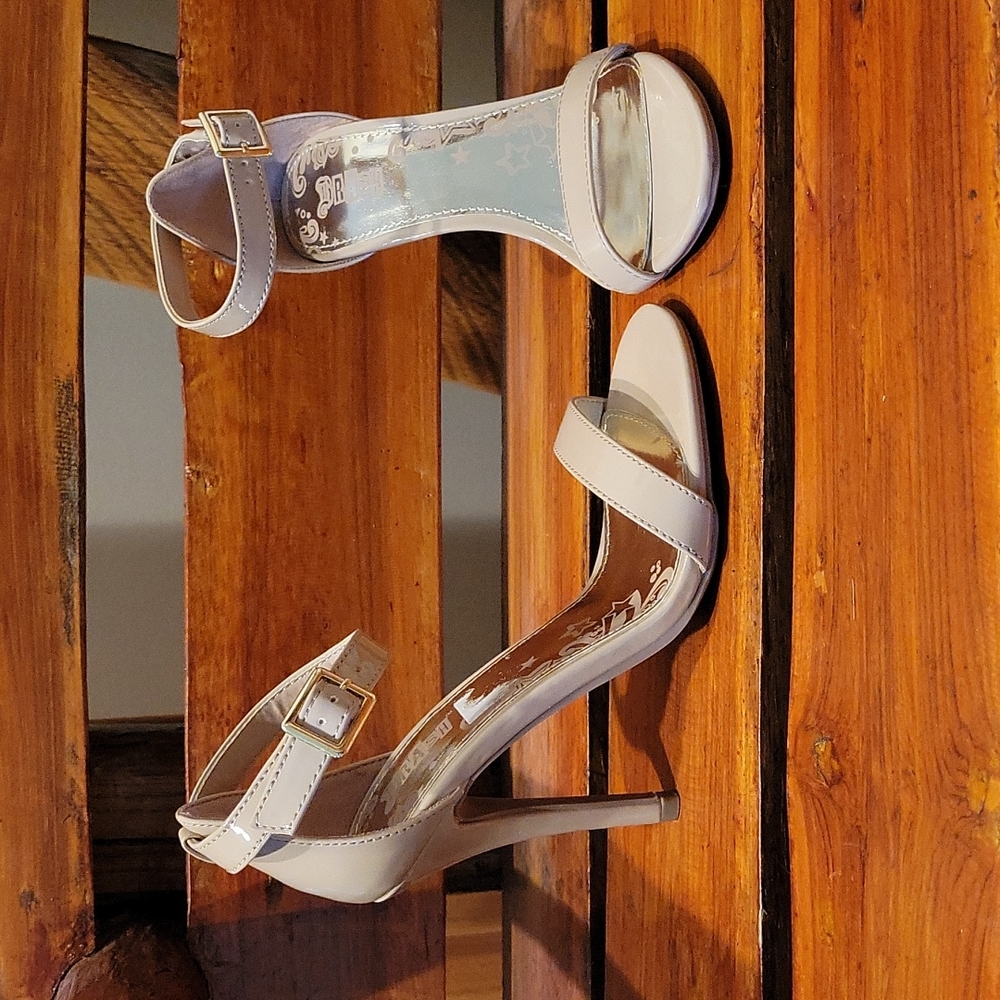 BRASH NUDE STRAPPY HEELS GOLD BUCKLES SZ 6 NEW!